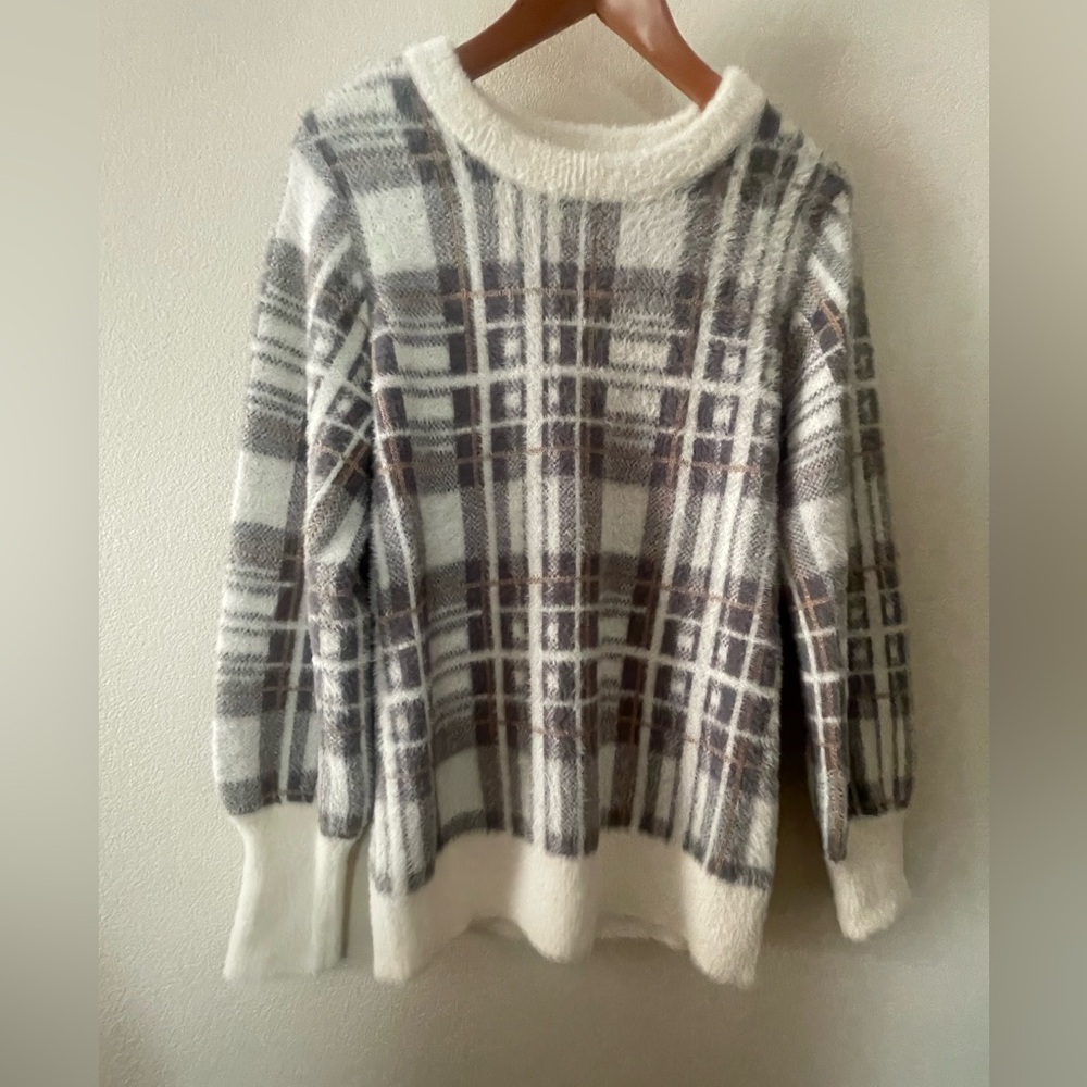 Evereve Haylo plush plaid Sweater size S